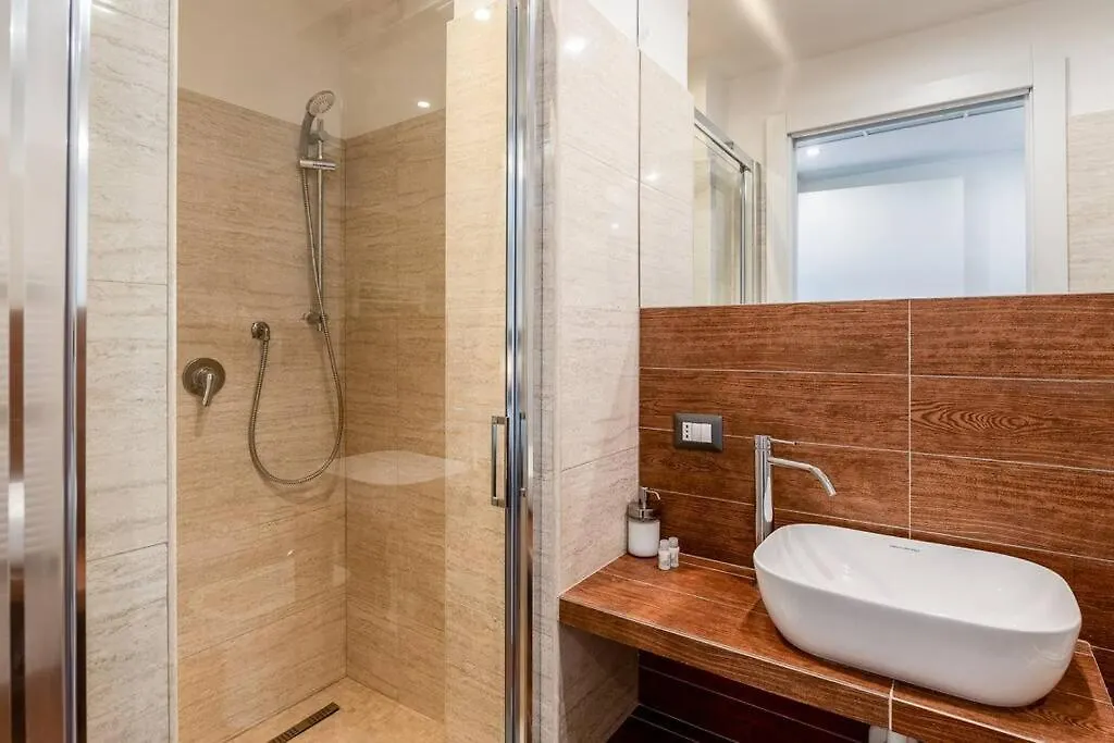 Dynamic Suite In Milan Apartment